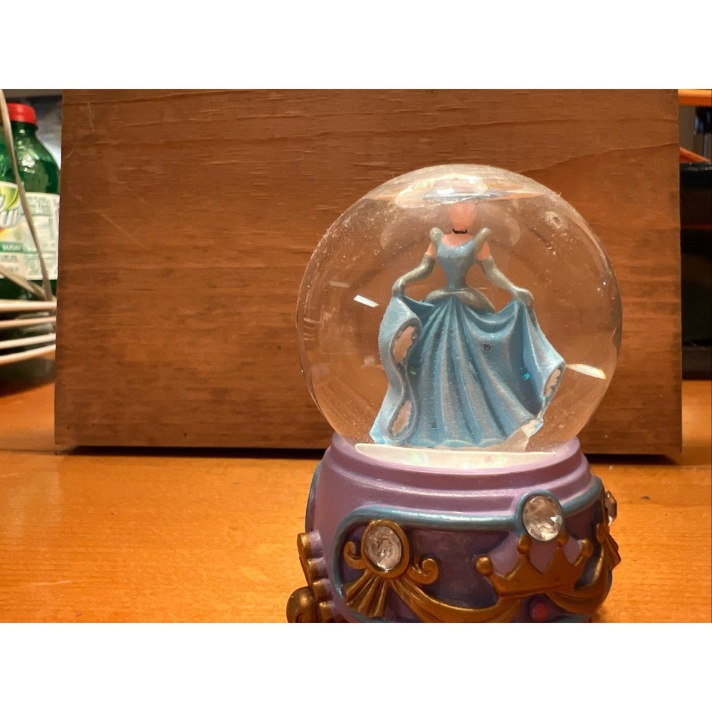 DISNEY‎ Water Globe Snow Flake Ball Figurine CINDERELLA PRINCESS 2.5"